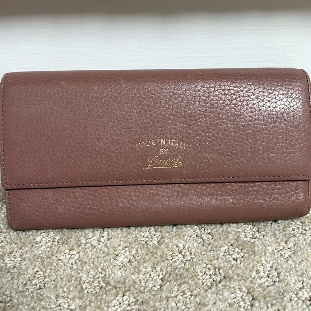 RARE GUCCI mauve wallet with 12 card slots‼️